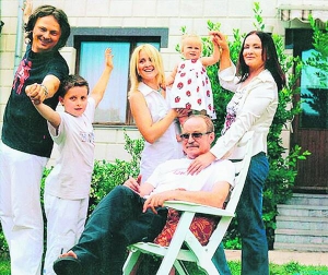 Співачка Софія Ротару (праворуч) із сином Русланом (ліворуч), невісткою Світланою (посередині) й онуками Анатолієм і Софією. У кріслі сидить її чоловік Анатолій Євдокименко. Фото 2000 року
