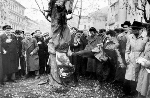 У жовтні 1956 року угорські робітники повісили кількох місцевих кагебістів, яких звали &quot;авошами&quot; 