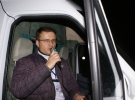 Иван Варченко ведет митинг под домом Первомайской ОИК из кабины микроавтбуса