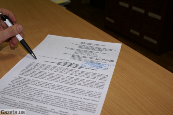 Довірена особа кандидата в народній депутати Аркадія Корнацького Ігор Пилипчук здає позовну заяву до суду про підсумки голосування в одномандатному виборчому окрузі № 132