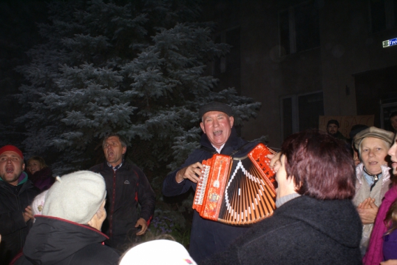 Гармонист Владимир Набаєв разогревает участников Первомайского майдана песней о варениках