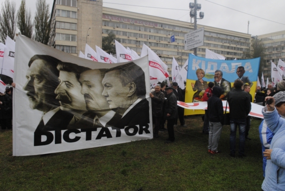 Прихильники опозиції принесли із собою вже знайомий банер  &quot;Диктатор&quot; та прапори опозиційних партій. 