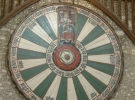 Этот дубовый стол, относящийся к более позднему периоду, экспонируется в Винчестерском замке как Круглый стол