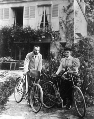 Єдиним багатством молодого подружжя Кюрі була пара велосипедів, на яких вони вирушили у весільну подорож селами Іль-де-Франс 