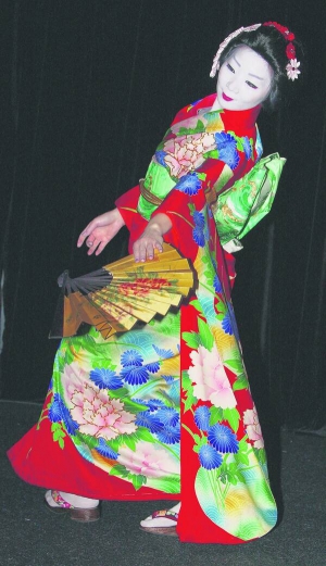 Дівчина демонструє вбрання на відкритті виставки ”Кімоно. Три століття японської моди” у столичному планетарії. Одяг виготовлений із тонкого шовку і розписаний вручну. Пояс завдовжки чотири метри