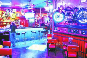 Стіни ресторану-кафе ”Дежавю” оздобили мотоциклами та дисками із автографами відомих музикантів. Відвідувачам пропонують салат олів’є з ікрою, лососем і раковими шийками та березовий сік із м’якоттю — до склянки кладуть шмат кори