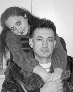 1 листопада миколаївка Олена Жуковська обіймає чоловіка Олега. Він щойно вийшов із Миколаївського слідчого ізолятора, де пробув рік і 10 місяців