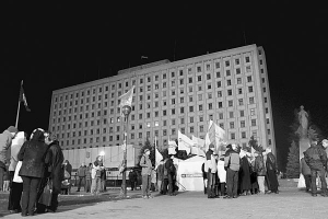 Опозиціонери встановили намет під Центрвиборчкомом. Протестують проти фальсифікацій на парламентських виборах. 6 листопада