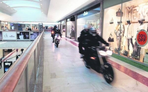 Чоловіки на спортивних мотоциклах тікають із британського торговельного центру 
”Брент Кросс”, де щойно пограбували ювелірний магазин ”Фрейзер Харт”. Це сталося на півночі Лондона. Фотограф Рік Трейстер устиг зробити єдине фото на камеру свого мобільного, коли байкери мчали повз нього до виходу