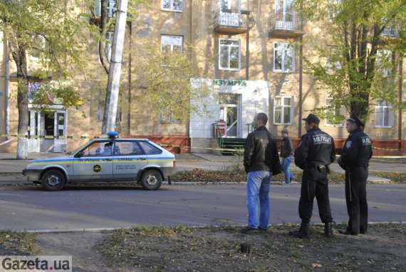 На ювелірний магазин напали двоє чоловіків у медичних масках