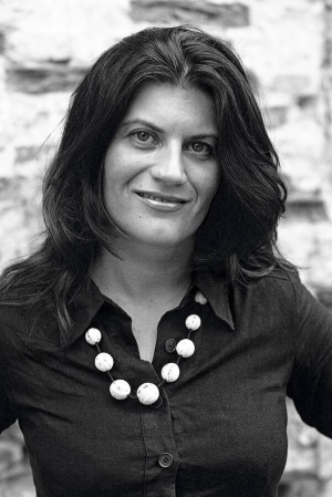 Лариса ДЕНИСЕНКО, 39 років, письменниця, юрист
Народилася в Києві. Має литовсько-грецьке походження з домішками угорської, польської, ромської та української крові. Українську мову опанувала в 23 роки, коли пішла працювати в Міністерство юстиції. 
Закінчила юридичний факультет Київського університету імені Тараса Шевченка й Центрально-Європейський університет у Празі.
Адвокат. Представляє інтереси громадян в Європейському суді з прав людини в Страсбурзі.
Автор і ведуча культурологічної телепрограми “Документ +”. 2002 року перемогла на конкурсі “Коронація слова” з романом “Забавки з плоті та крові”. Авторка 10 книжок.
Живе в Києві. Перебуває в цивільному шлюбі. Має двох синів.
Збирає равликів