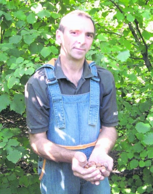 Кіровоградець Сергій Вітер має сад із 40 кущів фундука. Збирає врожай до 50 відер горіхів. Продає саджанці та плоди