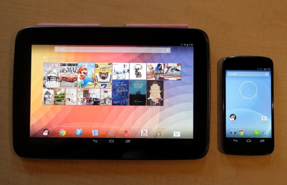 Планшет Google Nexus 10 (ліворуч) і смартфон Google Nexus 4.