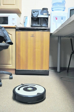 Робот-пилосос прибирає офіс компанії. Забруднені місця проходить до 10 разів. Якість прибирання визначає датчик запиленості