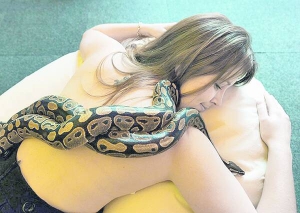 Змії повзають по спині та шиї. Знімають напруження з хребта й стрес