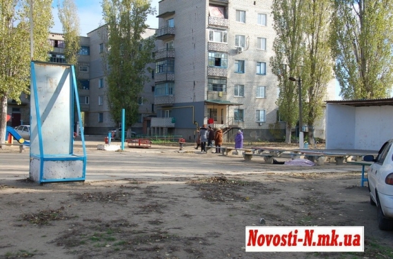 В районе жилой застройки, прямо на детской площадке, с самого утра лежит труп