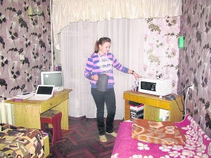 Черкаска Юлія Ілляшенко показує номер, який орендує з подругою в готелі ”Росава”. За місяць платять тисячу гривень