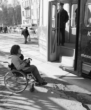 Львів’янка Наталія Курило сидить біля трамвая №3 на зупинці по вулиці Сахарова. Тут обіцяють встановити платформу для людей на інвалідних візках