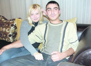 Москвичка Анастасія Козлова з чоловіком Кирилом Гавриліним у холі готелю ”Харків”. Подружжя має трьох доньок: Карину, Єлизавету й Варвару. Остання зараз перебуває у палаті для недоношених немовлят харківського пологового будинку