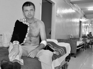 Після відвідин міліції Борис Борисов місяць лікувався у лікарні. Зараз ходить на суд