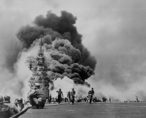 Авианосец ВМС США &quot;BUNKER HILL&quot; после атаки двух камикадзе с разницей по времени в 30 секунд. 11 мая 1945, рядом с островом Кюсю. Погибло 342 человека, ранено 264, пропали без вести 43