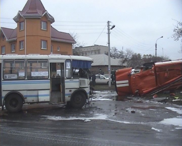 ЗИЛ столкнулся с маршрутным автобусом