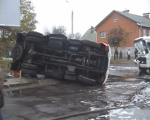 Машину рятувальників перевернуло на бік