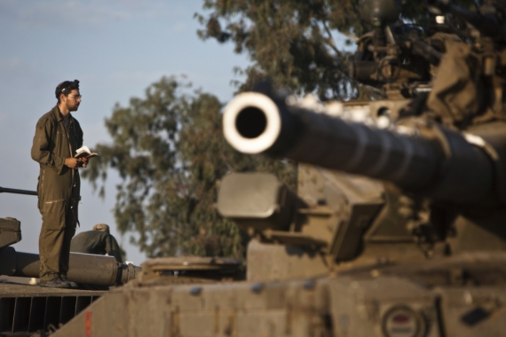 Израильские военные готовят танки у границы с Сектором Газа