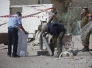 Израильские взрывотехники забирают остатки ракеты, выпущенной на Израиль палестинцами