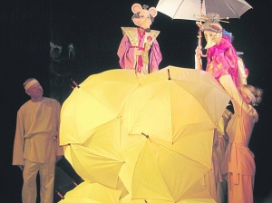 Актори Полтавського лялькового театру грають у виставі ”Ми-Ші-Ко та Ми-Ші-Сан” сцену зустрічі головних героїв