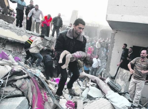 Палестинець несе мертву дитину. Витягнув її з-під уламків будинку після ізраїльського авіаудару в місті Газа 18 листопада. Того дня загинули десятеро цивільних палестинців