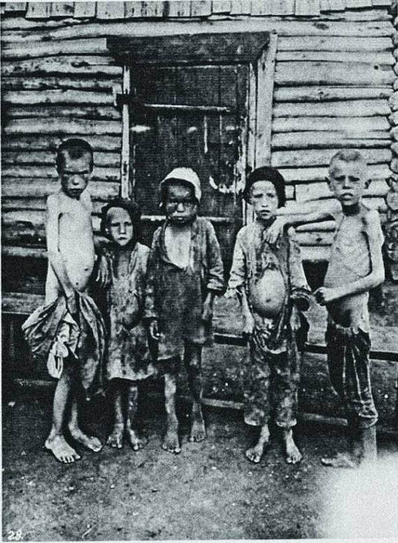 Фото зроблене 1933 року в притулку, куди збирали дітей, які залишилися без батьків і жебракували