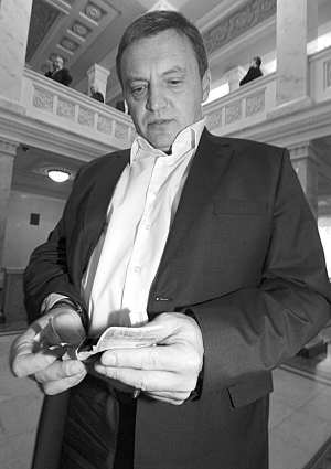 Нардеп-”нунсівець” Юрій Гримчак у кулуарах Верховної Ради показує гривні. Мовляв, доларів не носить. 20 листопада