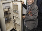 Василь Северин показує порожній холодильник у своїй хаті в Сулимівці. Каже, сам нічого не готує. Харчі йому приносить син