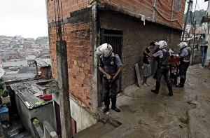 Поліцейські обшукують жителів району Бразиландія у Сан-Паулу під час спецоперації 9 листопада. Цього року від рук бандитських угрупувань на півдні країни загинули близько 90 правоохоронців. Більшість вбивств сталися в цьому місті