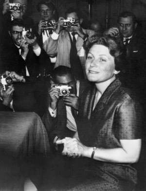 У 1967 році Аллілуєва поїхала в Індію, щоб взяти участь у похоронах Браджеша Сінгха, якого в деяких інтерв'ю називала своїм чоловіком, а потім відмовилася повертатися в СРСР