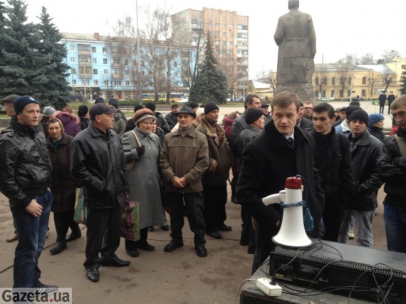 Возле помещения Житомирского облсовета собрались крестьяне