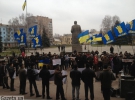 Люди стояли под знаменами "Свободы"