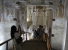 Туристи у відкритій після реставрації гробниці Мернептаха