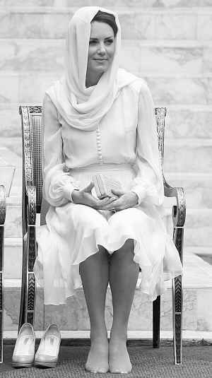 Герцогиня Кембриджська Кейт Міддлтон скинула взуття та одягла хустку перед входом до мечеті у малайзійській столиці Куала-Лумпур