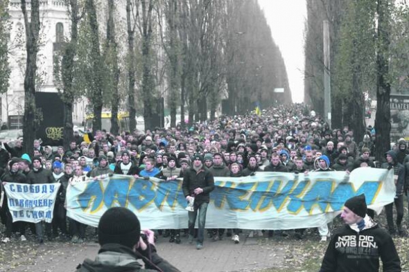 Колона футбольних фанів прямує столичним бульваром Шевченка. За півгодини учасники ходи подолали п’ять кілометрів — від Національного університету до Лук’янівського слідчого ізолятора на знак підтримки засуджених Дмитра та Сергія Павліченків