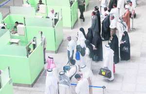 Саудівські чоловіки з дружинами стоять у черзі на пункті перетину кордону в аеропорту ”Король Фахд” на сході країни. Жінки мають право подорожувати лише у супроводі родичів