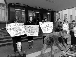 Жителі трьох районів Житомирщини 22 листопада протестують під стінами обласної ради. Вимагають, аби депутати заборонили розробку титанових родовищ