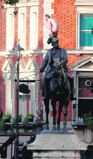 Дан Мотреску сидить навпочіпки на голові бронзової статуї принца Георга у центрі Лондона. На суді він не зміг пояснити своїх дій