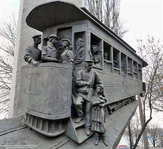 Памятник первому трамваю был установлен в 1992 году, в честь 100-летия киевского трамвая