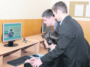 Учні з техліцею читають поради від ”Київстар” — не залишати в мережі своїх даних, оминати платні сайти