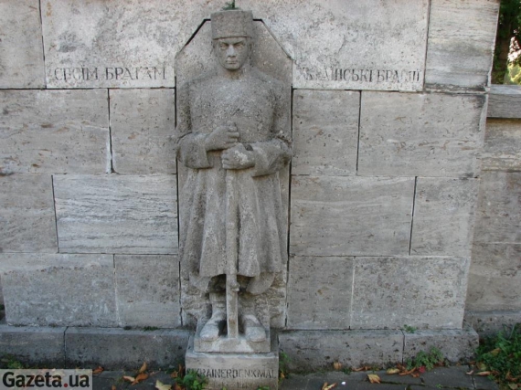О пребывании украинцев в Вецларе напоминает памятник украинским воинам и пленным. Небольшую статую мужчины в форме синежупанников с трезубцем на кокарде установили в 1919-м