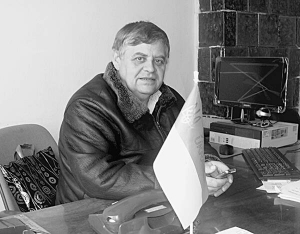 Голова Пониквянської сільради Петро Дзьоба сидить у своєму кабінеті. На останніх виборах торік за нього проголосували більше половини жителів