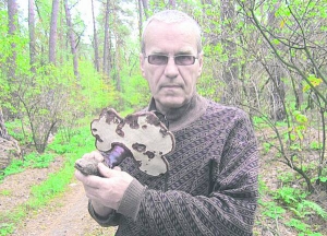 Геолог із міста Гадяч на Полтавщині Микола Торяник показує імператорський гриб, який знайшов у місцевому лісі. Науковці кажуть, такі гриби ростуть по всій Україні, але трапляються рідко

