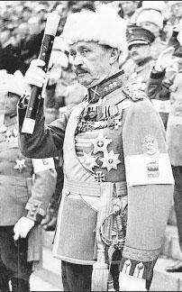 Головнокомандувач фінської армії в 1939–1944 роках Карл-Ґустав-Еміль Маннергeйм походив зі старовинного баронського роду. Із 1891-го служив у лейб-гвардії Кавалергардському полку в Петербурзі — до 1917-го Фінляндія входила до Російської імперії